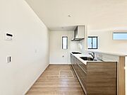 爽やかな風が通り抜けるキッチン。窓があるので明るく換気にも役立ちます。