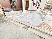 2台（車種による）駐車可！ご家族みんなの自転車も置ける広々カースペース。