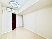 窓からのやさしい光が心地よいプライベートルーム