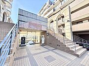 外観 綺麗なエントランスは、居住者を優しく迎えいれてくれます  