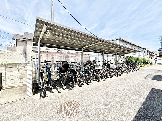 駐輪場は屋根付...