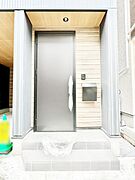 玄関前は雨が降っても濡れにくい屋根付き