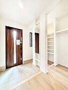 明るい玄関はお客様をお出迎えするのにぴったりです！ 