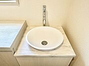 玄関に手洗い器を設置。帰宅後すぐに手洗い・うがいができますね。  