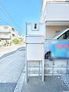 表札・インターホン・ポストをひとつに集約。エントランスになじむシンプルデザイン。