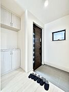 家族の帰宅やお客様をあたたかく迎える玄関  