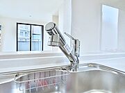 いつでも清潔なおいしいお水を。一つの水栓で水道水と浄水を使い分け。