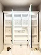 三面鏡の裏に、化粧品や衛生用品などを収納可能。洗面台をすっきりと保ちます！