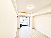 大きな窓からたっぷり入ってくる陽光がお部屋全体を優しく包み込みます！
