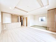 折り上げ天井は立体的な奥行きがあるので、天井が広く見えて開放的な空間を演出できます。  