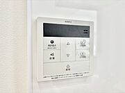 スイッチ1つで一定量の湯を浴槽に張ったり、保温や追い焚きが可能！