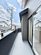 ゆったりバルコニーだから沢山お洗濯ものを干せます。