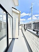 ゆったりバルコニーだから沢山お洗濯ものを干せます。