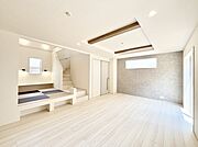 折り上げ天井はは立体的な奥行きがあるので、天井が広く見えて開放的な空間を演出できます。  