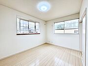 使いやすい形でベットや家具の置き方にも困ることもありません。   