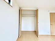 洋室のクローゼット。奥行きがあるので厚手の衣類もすっきり収まります。