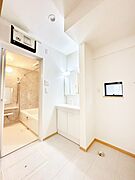 小窓がついているので湿気の多い場所でも換気が十分行えます。毎日の身支度を気持ち良く！