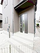 玄関前は雨が降っても濡れにくい屋根付き