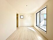 バルコニーが開放感をプラスしてくれる洋室