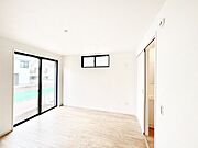 窓からのやさしい光が心地よいプライベートルーム