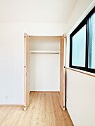 毎日着る衣類や荷物などの収納に便利なクローゼット付きです。