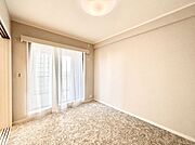 バルコニーが開放感をプラスしてくれる洋室  