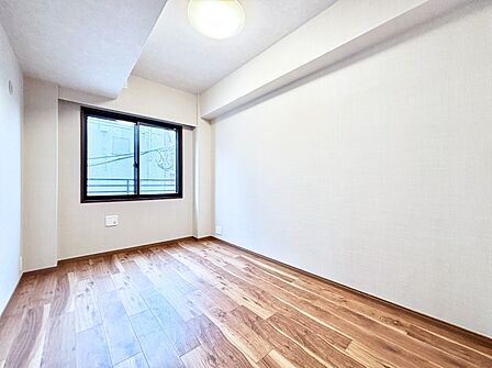 窓からのやさしい光が心地よいプライベートルーム
