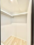 ウォークインクローゼットの活用で生活空間スッキリ