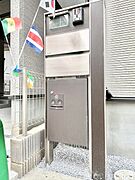 表札・インターホン・ポスト・宅配ＢＯＸをひとつに集約。エントランスになじむシンプルデザイン。
