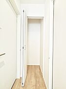 廊下収納。掃除道具や季節の小物を収納することができます。