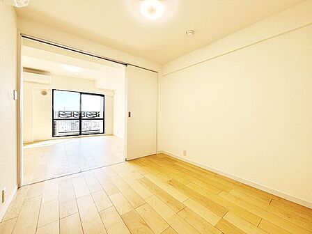 個室としても開放してリビングの延長としても利用できる洋室