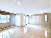 明るい陽光が注ぎ、寛ぎの雰囲気に満たされるリビング・ダイニング。 