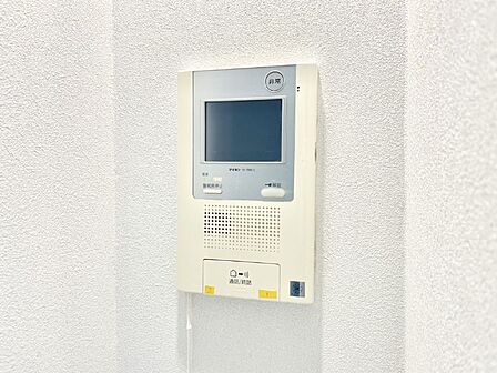 訪問者が一目でわかる安心のＴＶモニター付きインターホン。   