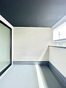 毎日のお洗濯に大活躍！ホールと洋室の2か所から出入りできる南向きバルコニー！