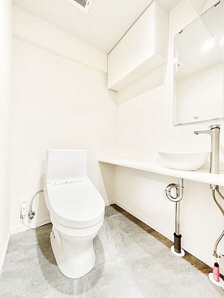 ゆとりのあるトイレスペース！嬉しい手洗器付きです！