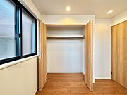 毎日着る衣類や荷物などの収納に便利なクローゼット付きです。