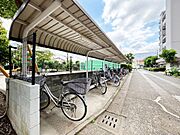 駐輪場は屋根付き