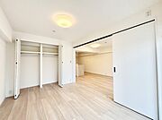 リビングに隣接した洋室。引き戸を開放するとリビングと繋がる憩いの空間に変身！　