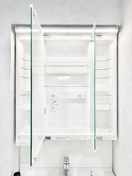 三面鏡の裏に、化粧品や衛生用品などを収納可能。洗面台をすっきりと保ちます！