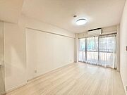 大きな窓からたっぷりの陽光と風を感じられるリビング