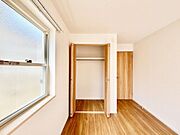 洋室のクローゼット。奥行きがあるので厚手の衣類もすっきり収まります。  