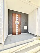 大切な家族、来客を出迎える玄関。
