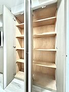 廊下収納。掃除道具や季節の小物を収納することができます。