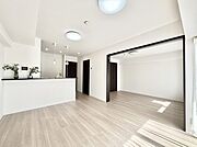 家族団らんの時間も増えそうなくつろぎのリビングダイニング。   