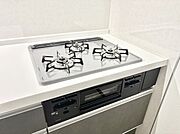 ガスコンロはＳｉセンサー搭載。火力調節や焦げ付き・消し忘れも防いでくれます。