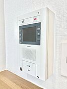 訪問者が一目でわかる安心のＴＶモニター付きインターホン。   