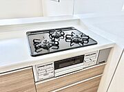 ガスコンロはＳｉセンサー搭載。火力調節や焦げ付き・消し忘れも防いでくれます。