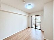 窓からのやさしい光が心地よいプライベートルーム  