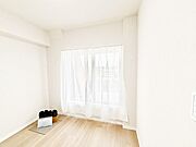 バルコニーからたっぷり入ってくる陽光がお部屋全体を優しく包み込みます！