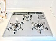ガスコンロはＳｉセンサー搭載。火力調節や焦げ付き・消し忘れも防いでくれます。